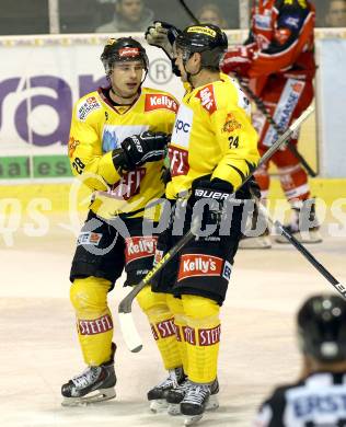 EBEL. Eishockey Bundesliga. KAC gegen UPC Vienna Capitals.  Torjubel Mike Ouellette, Jonathan Ferland (Caps). Klagenfurt, am 15.10.2013
Foto: Kuess 

---
pressefotos, pressefotografie, kuess, qs, qspictures, sport, bild, bilder, bilddatenbank