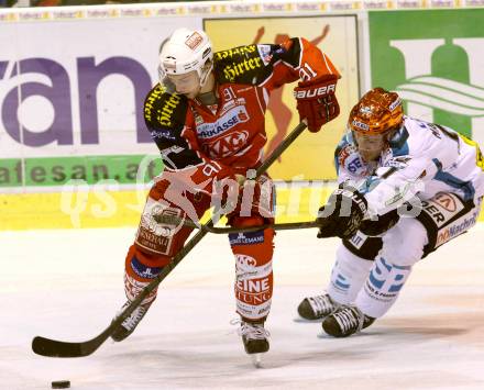 EBEL. Eishockey Bundesliga. KAC gegen EHC LIWEST Linz. Philipp Kreuzer,  (KAC),  Kevin Macierzynski (Linz). Klagenfurt, am 25.10.2013
Foto: Kuess 

---
pressefotos, pressefotografie, kuess, qs, qspictures, sport, bild, bilder, bilddatenbank