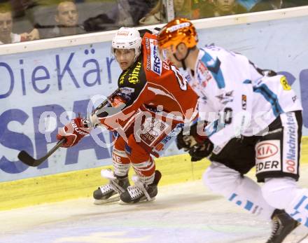 EBEL. Eishockey Bundesliga. KAC gegen EHC LIWEST Linz. Patrick Berr, (KAC), Mathias Mueller  (Linz). Klagenfurt, am 25.10.2013
Foto: Kuess 

---
pressefotos, pressefotografie, kuess, qs, qspictures, sport, bild, bilder, bilddatenbank