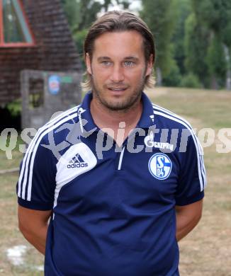 Krone Fussballcamp. Besuch von Horst Heldt und Gerhard Zuber (Schalke 04).  Gerhard Zuber.  24.7.2013.
Foto: Kuess
---
pressefotos, pressefotografie, kuess, qs, qspictures, sport, bild, bilder, bilddatenbank