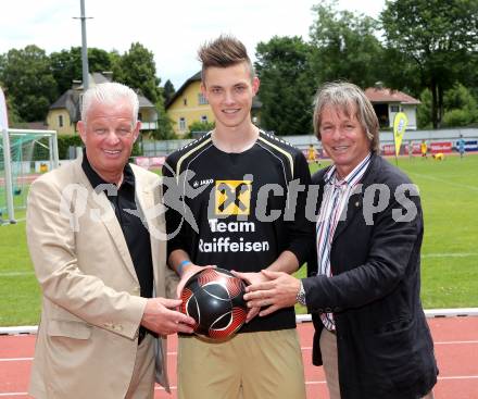 Fussball. Raiffeisen Volksschulcup. Reinhard Tellian, Tino Casali, Richard Urank. Villach, 11.6.2013.
Foto: Kuess
---
pressefotos, pressefotografie, kuess, qs, qspictures, sport, bild, bilder, bilddatenbank