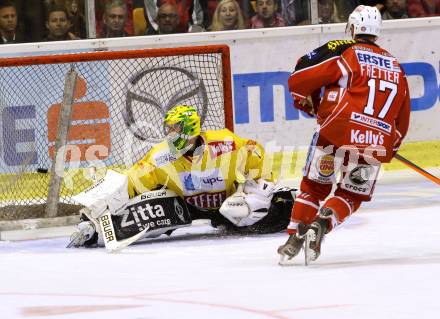 EBEL. Eishockey Bundesliga. KAC gegen UPC Vienna Capitals. Colton Fretter,  (KAC), Matthew Zaba (Caps). Klagenfurt, am 27.10.2013
Foto: Kuess 

---
pressefotos, pressefotografie, kuess, qs, qspictures, sport, bild, bilder, bilddatenbank