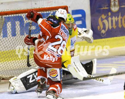 EBEL. Eishockey Bundesliga. KAC gegen UPC Vienna Capitals. Martin Schumnig,  (KAC), Matthew Zaba (Caps). Klagenfurt, am 25.10.2013
Foto: Kuess 

---
pressefotos, pressefotografie, kuess, qs, qspictures, sport, bild, bilder, bilddatenbank