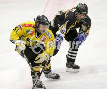 Eishockey Frauen. DEBL. EHC Gipsy Girls gegen EHV Sabres Wien. Martina Bacher,  (Gipsy Girls), Pia Pren (Sabres). Villach, am 26.1.2014.
Foto: Kuess
---
pressefotos, pressefotografie, kuess, qs, qspictures, sport, bild, bilder, bilddatenbank