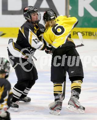 Eishockey Frauen. DEBL. EHC Gipsy Girls gegen EHV Sabres Wien. Tamara Grascher, (Gipsy Girls), Nadja Granitz  (Sabres). Villach, am 26.1.2014.
Foto: Kuess
---
pressefotos, pressefotografie, kuess, qs, qspictures, sport, bild, bilder, bilddatenbank