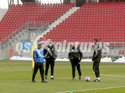 Fussball Bundesliga. Training WAC. Klagenfurt, am 7.2.2014. Trainer Dietmar Kuehbauer, Co-Trainer Hannes Jochum, Co-Trainer Manfred Nastl, Tormann Trainer Adi Preschern.
Foto: Kuess

---
pressefotos, pressefotografie, kuess, qs, qspictures, sport, bild, bilder, bilddatenbank