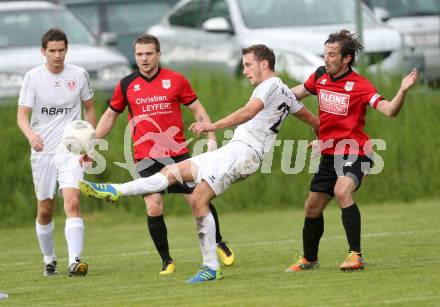Fussball Kaerntner Liga. Maria Saal gegen ATUS Ferlach. Roland Krenn,  (Maria Saal), Petar Maric (Ferlach). Maria Saal, am 3.5.2014.
Foto: Kuess
---
pressefotos, pressefotografie, kuess, qs, qspictures, sport, bild, bilder, bilddatenbank