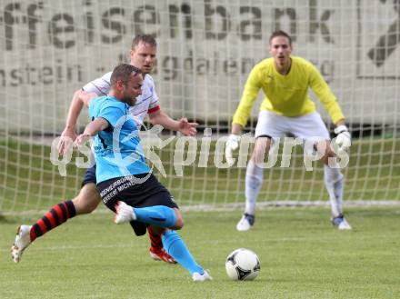 Fussball. Unterliga Ost. SG Magdalensberg/Eberndorfer AC gegen SPG FC Poggersdorf KM. Kai Schoppitsch,  (Magdalensberg), Gunther Josef Bierbaumer, Werner Ambrosch (Poggersdorf). Pischeldorf, am 26.7.2014.
Foto: Kuess
---
pressefotos, pressefotografie, kuess, qs, qspictures, sport, bild, bilder, bilddatenbank