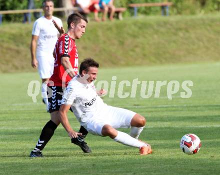 Fussball. Kaerntner Liga. Atus Ferlach gegen SV Feldkirchen/SV Oberglan. Thomas Ogris (Ferlach), Mathias Regal (SV Feldkirchen/SV Oberglan). Ferlach, 2.8.2014.
Foto: Kuess
---
pressefotos, pressefotografie, kuess, qs, qspictures, sport, bild, bilder, bilddatenbank