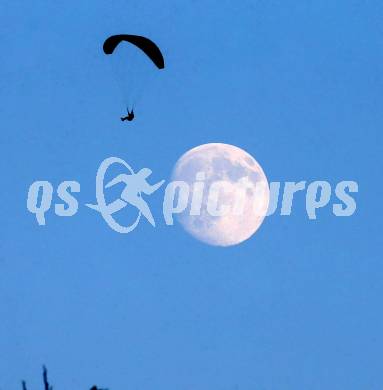 Fussball Regionalliga. ATSV Wolfsberg gegen WAC Amateure. Feature. Mond. Paragleiter. Wolfsberg, 8.8.2014.
Foto: Kuess
---
pressefotos, pressefotografie, kuess, qs, qspictures, sport, bild, bilder, bilddatenbank