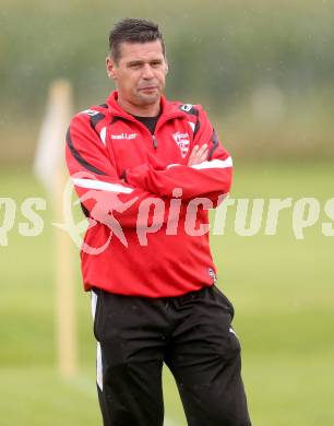 Fussball 2. KLasse D. Tainach gegen St. Paul. Trainer Klaus Oswald (St. Paul). Tainach, am 23.8.2014.
Foto: Kuess
---
pressefotos, pressefotografie, kuess, qs, qspictures, sport, bild, bilder, bilddatenbank