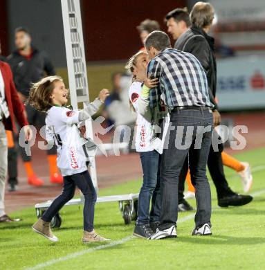 Fussball Bundesliga. RZ Pellets WAC gegen FC Admira Wacker Moedling. Dietmar Didi Kuehbauer, Toechter Kim und Emily (WAC). Klagenfurt, am 27.9.2014.
Foto: Kuess

---
pressefotos, pressefotografie, kuess, qs, qspictures, sport, bild, bilder, bilddatenbank