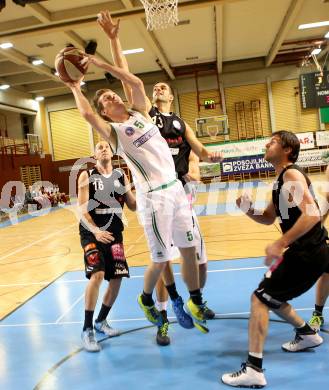 Basketball 2.Bundesliga 2014/15 Grunddurchgang 12.Runde. KOS Celovec gegen Mattersburg Rocks. Andi Smrtnik, (KOS), Sebastian Pinterits (Mattersburg Rocks). Klagenfurt, 13.12.2014.
Foto: Kuess
---
pressefotos, pressefotografie, kuess, qs, qspictures, sport, bild, bilder, bilddatenbank