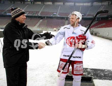 EBEL. Eishockey Bundesliga. Freiluftderby KAC gegen VSV. Training. Craig Nienhuis, Thomas Poeck (KAC). Klagenfurt, Woerthersee Stadion, am 2.1.2015.
Foto: Kuess
---
pressefotos, pressefotografie, kuess, qs, qspictures, sport, bild, bilder, bilddatenbank