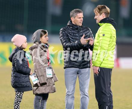 Fussball Bundesliga. RZ Pellets WAC gegen SC Wiener Neustadt. Trainer Dietmar Kuehbauer mit Toechter Kim und Emily (WAC), Trainer Helge Kolvidsson (Wiener Neustadt). Wolfsberg, am 14.3.2015.
Foto: Kuess

---
pressefotos, pressefotografie, kuess, qs, qspictures, sport, bild, bilder, bilddatenbank