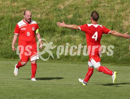 Fussball Unterliga Ost. SPG FC Poggersdorf gegen KAC 1909. Torjubel Daniel Barrazutti, Laslo Rozgonji (KAC). Poggersdorf, am 10.5.2015.
Foto: Kuess
---
pressefotos, pressefotografie, kuess, qs, qspictures, sport, bild, bilder, bilddatenbank