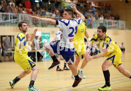 Handball Bundesliga. Aufstiegs Play Off. Halbfinale. SC Ferlach gegen UHC Erste Bank Hollabrunn. Mladan Jovanovic, (SCF), Andreas Czech  (Hollabrunn). Ferlach, am 11.5.2015.
Foto: Kuess
---
pressefotos, pressefotografie, kuess, qs, qspictures, sport, bild, bilder, bilddatenbank