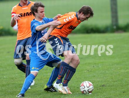 Fussball Unterliga Ost. DSG Sele Zell gegen Globasnitz. Dorian Urank,  (Sele Zell), Gabriel Motschnig (Globasnitz). Zell, am 17.5.2015.
Foto: Kuess
---
pressefotos, pressefotografie, kuess, qs, qspictures, sport, bild, bilder, bilddatenbank