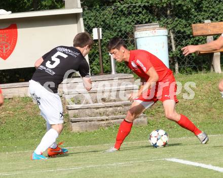 Fussball. Kaerntner Liga. Ferlach Atus gegen Gmuend. David Muenzer (Ferlach),   Christian Preiml (Gmuend). Ferlach, 13.6.2015.
Foto: Kuess
---
pressefotos, pressefotografie, kuess, qs, qspictures, sport, bild, bilder, bilddatenbank