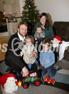 Eishockey. KAC. Thomas Poeck, Arlene, Kinder Nicholas, Natalie, Nolan. Klagenfurt, 10.12.2014.
Foto: Kuess
---
pressefotos, pressefotografie, kuess, qs, qspictures, sport, bild, bilder, bilddatenbank