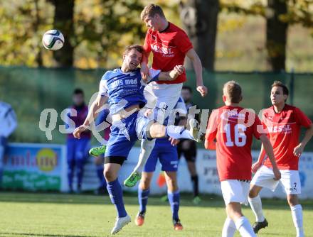 Fussball Kaerntner Liga. Treibach gegen Gmuend. Julian Huebl,  (Treibach),  Domenik Steiner (Gmuend). Treibach, am 24.10.2015.
Foto: Kuess
---
pressefotos, pressefotografie, kuess, qs, qspictures, sport, bild, bilder, bilddatenbank