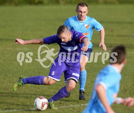 Fussball Unterliga Ost. SG FC Poggersdorf gegen Eberstein. Christian Fuiko,  (Poggersdorf), Dominic Schriefl (Eberstein). Poggersdorf, am 25.10.2015.
Foto: Kuess
---
pressefotos, pressefotografie, kuess, qs, qspictures, sport, bild, bilder, bilddatenbank
