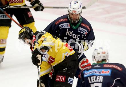EBEL. Eishockey Bundesliga. EC VSV gegen UPC Vienna Capitals. Matt Kelly,  (VSV), Julian Grosslercher (Vienna Capitals). Villach, am 26.10.2015.
Foto: Kuess 


---
pressefotos, pressefotografie, kuess, qs, qspictures, sport, bild, bilder, bilddatenbank