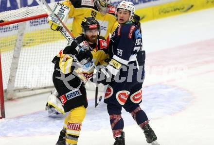EBEL. Eishockey Bundesliga. EC VSV gegen UPC Vienna Capitals. Patrick Platzer,  (VSV), Troy Milam (Vienna Capitals). Villach, am 26.10.2015.
Foto: Kuess 


---
pressefotos, pressefotografie, kuess, qs, qspictures, sport, bild, bilder, bilddatenbank