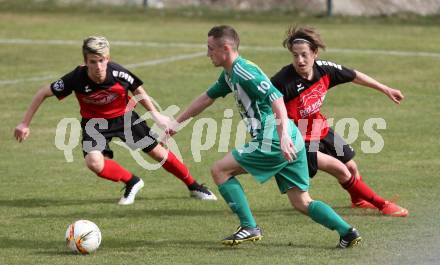 Fussball Unterliga West. Nussdorf gegen Radenthein. Dusan Simic, Raoul Julian Iglesias Masenlle,  (Nussdorf), Sladjan Djurdjevic (Radenthein). Nussdorf Debant, am 2.4.2016.
Foto: Kuess
---
pressefotos, pressefotografie, kuess, qs, qspictures, sport, bild, bilder, bilddatenbank