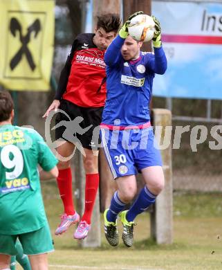 Fussball Unterliga West. Nussdorf gegen Radenthein. Aldamir Araujo Da Silva Filho,  (Nussdorf), Stefan Takats (Radenthein). Nussdorf Debant, am 2.4.2016.
Foto: Kuess
---
pressefotos, pressefotografie, kuess, qs, qspictures, sport, bild, bilder, bilddatenbank