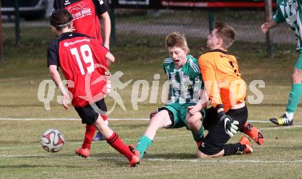 Fussball Unterliga West. Nussdorf gegen Radenthein. Raoul Julian Iglesias Masenlle, Thomas Heinzle, (Nussdorf), Ingo Daborer  (Radenthein). Nussdorf Debant, am 2.4.2016.
Foto: Kuess
---
pressefotos, pressefotografie, kuess, qs, qspictures, sport, bild, bilder, bilddatenbank