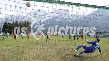 Fussball Unterliga West. Nussdorf gegen Radenthein. Peter Stojanovic,  (Nussdorf), Stefan Takats (Radenthein). Nussdorf Debant, am 2.4.2016.
Foto: Kuess
---
pressefotos, pressefotografie, kuess, qs, qspictures, sport, bild, bilder, bilddatenbank