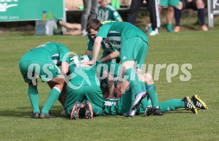 Fussball Unterliga West. Nussdorf gegen Radenthein. Torjubel  (Radenthein). Nussdorf Debant, am 2.4.2016.
Foto: Kuess
---
pressefotos, pressefotografie, kuess, qs, qspictures, sport, bild, bilder, bilddatenbank