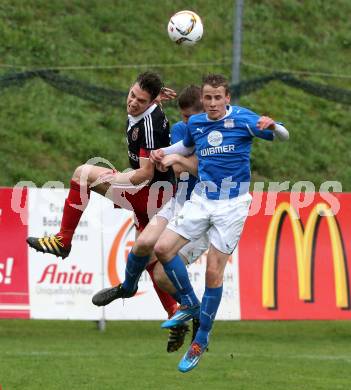 Fussball 2. KLasse A. Matrei 1b gegen SG Defreggental. Raphael Wibmer, (Matrei),  Andreas Scheiber (Defreggental). Matrei, am 23.4.2016.
Foto: Kuess
---
pressefotos, pressefotografie, kuess, qs, qspictures, sport, bild, bilder, bilddatenbank