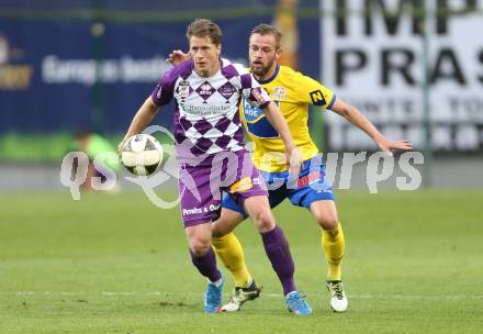 Fussball Sky Go Erste Liga. SK Austria Klagenfurt gegen St. Poelten.  Christian Thonhofer,  (Klagenfurt), Martin Grasegger (St. Poelten). Klagenfurt, am 10.5.2016.
Foto: Kuess
---
pressefotos, pressefotografie, kuess, qs, qspictures, sport, bild, bilder, bilddatenbank