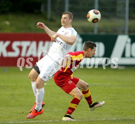 Fussball Kaerntner Liga. ATSV Wolfsberg gegen ATUS Ferlach. Patrick Pfennich (Wolfsberg), Martin Posratschnig (Ferlach). Wolfsberg, am 25.5.2016.
Foto: Kuess
---
pressefotos, pressefotografie, kuess, qs, qspictures, sport, bild, bilder, bilddatenbank