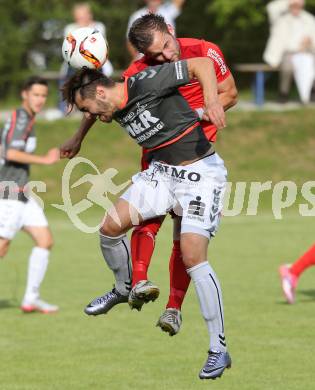 Fussball Kaerntner Liga. ATUS Ferlach gegen Feldkirchen. Martin Trattnig,  (Ferlach), Raphael Regenfelder (Feldkirchen). Ferlach, am 4.6.2016.
Foto: Kuess
---
pressefotos, pressefotografie, kuess, qs, qspictures, sport, bild, bilder, bilddatenbank