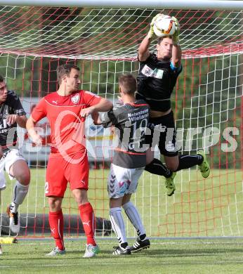 Fussball Kaerntner Liga. ATUS Ferlach gegen Feldkirchen. Alexander Krainer,  (Ferlach), Josef Hudelist, Hans Joachim Thamer  (Feldkirchen). Ferlach, am 4.6.2016.
Foto: Kuess
---
pressefotos, pressefotografie, kuess, qs, qspictures, sport, bild, bilder, bilddatenbank