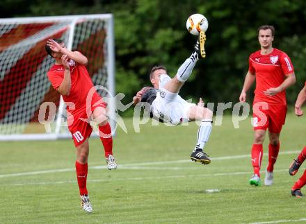 Fussball Kaerntner Liga. ATUS Ferlach gegen Feldkirchen. Thomas Waldhauser,  (Ferlach), Josef Hudelist (Feldkirchen). Ferlach, am 4.6.2016.
Foto: Kuess
---
pressefotos, pressefotografie, kuess, qs, qspictures, sport, bild, bilder, bilddatenbank