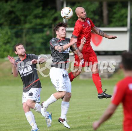 Fussball Kaerntner Liga. ATUS Ferlach gegen Feldkirchen. Stephan Mathias Stueckler,  (Ferlach), Philipp Wisotzky (Feldkirchen). Ferlach, am 4.6.2016.
Foto: Kuess
---
pressefotos, pressefotografie, kuess, qs, qspictures, sport, bild, bilder, bilddatenbank