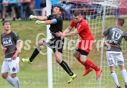Fussball Kaerntner Liga. ATUS Ferlach gegen Feldkirchen. Martin Posratschnig, (Ferlach), Hans Joachim Thamer (Feldkirchen). Ferlach, am 4.6.2016.
Foto: Kuess
---
pressefotos, pressefotografie, kuess, qs, qspictures, sport, bild, bilder, bilddatenbank