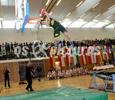 Dunking. Akrobatik Basketball Show. Dunk Kings. Villach, 28.4.2016.
Foto: Kuess
---
pressefotos, pressefotografie, kuess, qs, qspictures, sport, bild, bilder, bilddatenbank