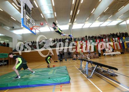 Dunking. Akrobatik Basketball Show. Dunk Kings. Villach, 28.4.2016.
Foto: Kuess
---
pressefotos, pressefotografie, kuess, qs, qspictures, sport, bild, bilder, bilddatenbank