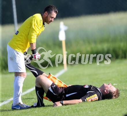 Fussball Unterliga Ost. Woelfnitz gegen Ludmannsdorf. Manuel Pirmann (Woelfnitz), Schiedsrichter Assistent erlitt Krampf . Woelfnitz, am 28.5.2016.
Foto: Kuess
---
pressefotos, pressefotografie, kuess, qs, qspictures, sport, bild, bilder, bilddatenbank