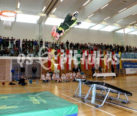 Dunking. Akrobatik Basketball Show. Dunk Kings. Villach, 28.4.2016.
Foto: Kuess
---
pressefotos, pressefotografie, kuess, qs, qspictures, sport, bild, bilder, bilddatenbank