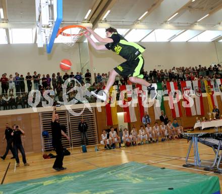 Dunking. Akrobatik Basketball Show. Dunk Kings. Villach, 28.4.2016.
Foto: Kuess
---
pressefotos, pressefotografie, kuess, qs, qspictures, sport, bild, bilder, bilddatenbank