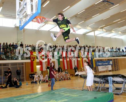 Dunking. Akrobatik Basketball Show. Dunk Kings. Villach, 28.4.2016.
Foto: Kuess
---
pressefotos, pressefotografie, kuess, qs, qspictures, sport, bild, bilder, bilddatenbank