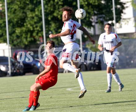 Fussball. Kaerntner Liga. SAK gegen Atus Ferlach. Michael Kirisits (SAK), Martin Veratschnig (Ferlach). Klagenfurt, 10.6.2016.
Foto: Kuess 
---
pressefotos, pressefotografie, kuess, qs, qspictures, sport, bild, bilder, bilddatenbank