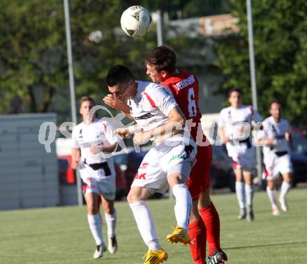 Fussball. Kaerntner Liga. SAK gegen Atus Ferlach. Tadej Zagar-Knez (SAK), Martin Veratschnig (Ferlach). Klagenfurt, 10.6.2016.
Foto: Kuess 
---
pressefotos, pressefotografie, kuess, qs, qspictures, sport, bild, bilder, bilddatenbank
