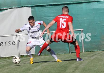 Fussball. Kaerntner Liga. SAK gegen Atus Ferlach. Tadej Zagar-Knez (SAK), Martin Posratschnig (Ferlach). Klagenfurt, 10.6.2016.
Foto: Kuess 
---
pressefotos, pressefotografie, kuess, qs, qspictures, sport, bild, bilder, bilddatenbank